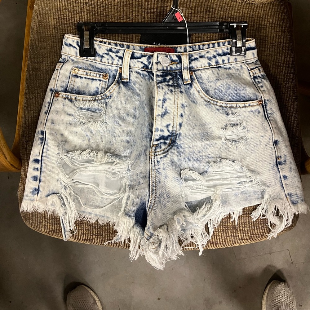 signature boutique jean shorts. size small. light wash